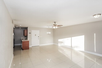 10395 N Kendall Dr in Miami, FL - Building Photo - Building Photo