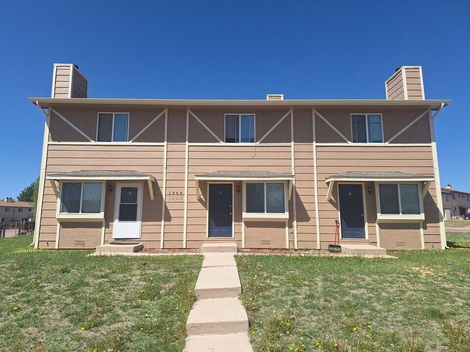 1966 Mineola Ct-Unit -B in Colorado Springs, CO - Building Photo