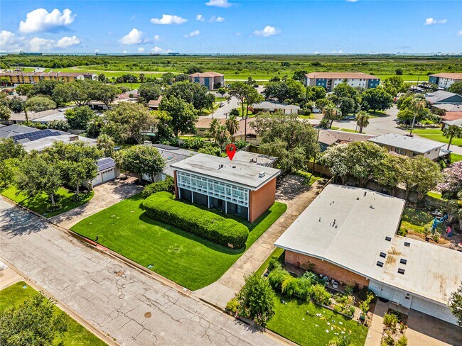 1310 Harbor View Dr in Galveston, TX - Building Photo - Building Photo