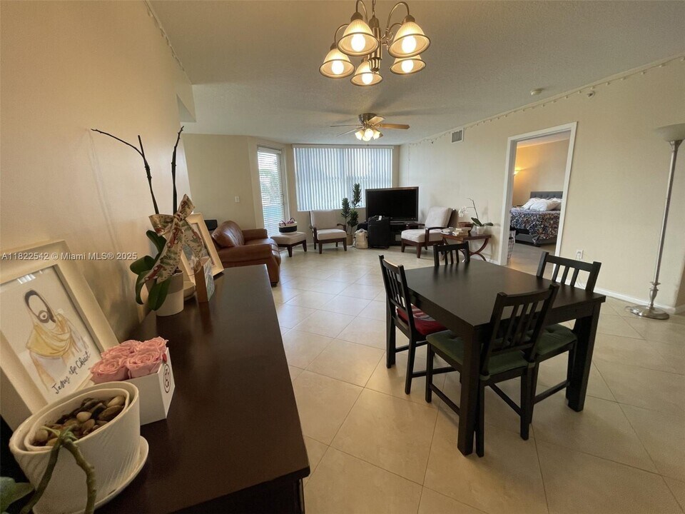 1555 N Treasure Dr in North Bay Village, FL - Building Photo