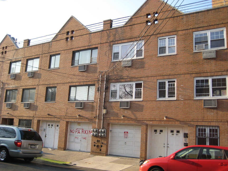 57-08 Xenia St in Corona, NY - Building Photo