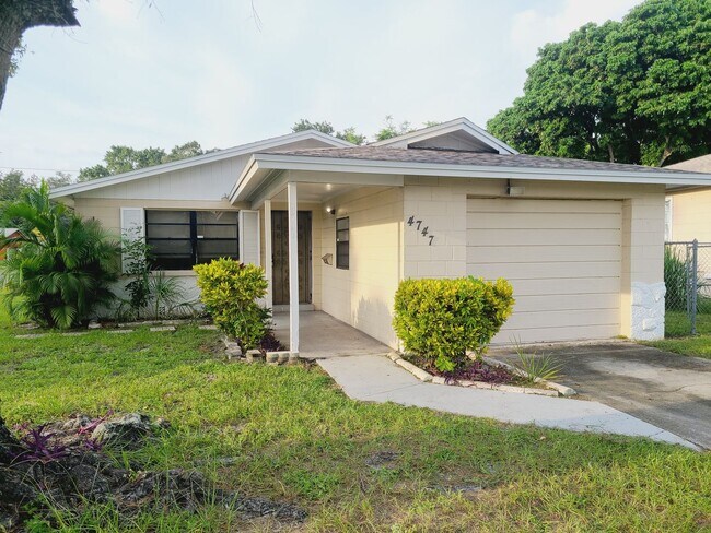 4747 15th Ave S in St. Petersburg, FL - Building Photo - Building Photo