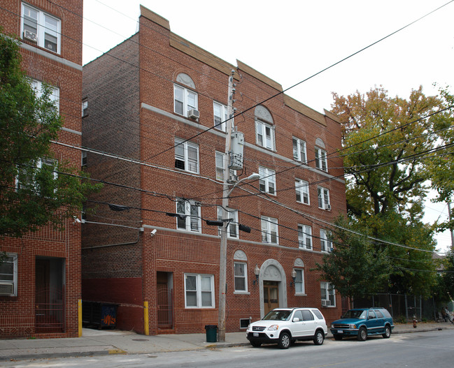 125 Poningo St in Port Chester, NY - Building Photo - Building Photo