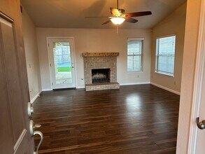 1622 S Peppertree Ct in Visalia, CA - Foto de edificio - Building Photo