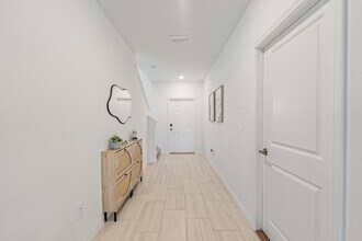 11298 Radiant Shr Lp in San Antonio, FL - Building Photo - Building Photo