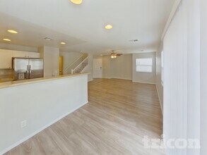 1037 Monte De Oro Ave in Las Vegas, NV - Foto de edificio - Building Photo