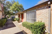 1917 Augusta Dr photo'