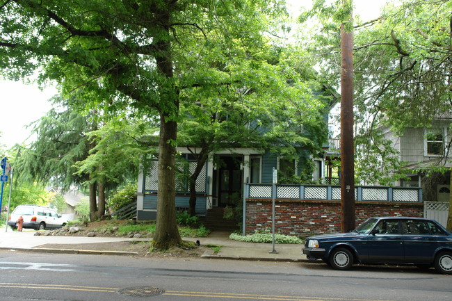 3304 SW Corbett Ave in Portland, OR - Building Photo - Building Photo