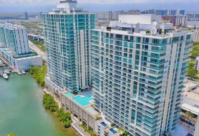 330 Sunny Isles Blvd in Sunny Isles Beach, FL - Foto de edificio - Building Photo