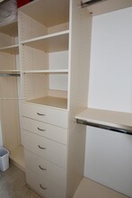 801 Brickell Key Blvd, Unit 2405 in Miami, FL - Foto de edificio - Building Photo