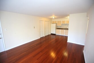 9460 Bay Colony Dr in Des Plaines, IL - Building Photo - Building Photo