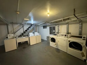 685 E Fullerton Ave, Unit 201 in Glendale Heights, IL - Building Photo - Building Photo