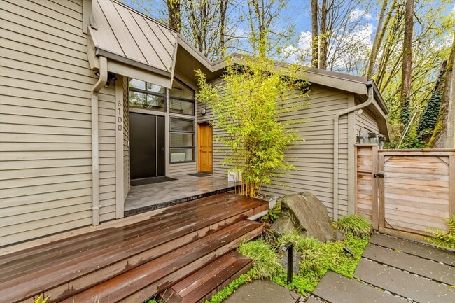 6100 Ravenna Ave NE in Seattle, WA - Building Photo - Building Photo