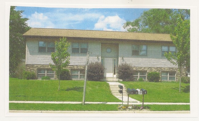 W1282 Marietta Ave in Ixonia, WI - Foto de edificio - Building Photo