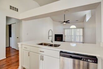 525 E Lake Cir in Chesapeake, VA - Building Photo - Building Photo