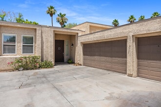 30 San Juan Dr in Rancho Mirage, CA - Foto de edificio - Building Photo