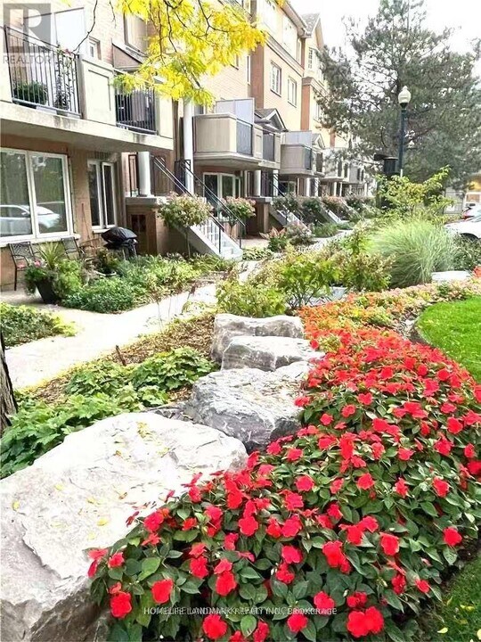 28 Sommerset Way in Toronto, ON - Building Photo