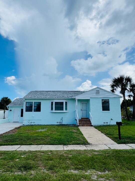 202 Bosarvey Dr in Ormond Beach, FL - Building Photo