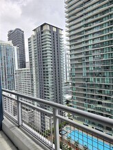 60 SW 13th St, Unit 2604 in Miami, FL - Foto de edificio - Building Photo