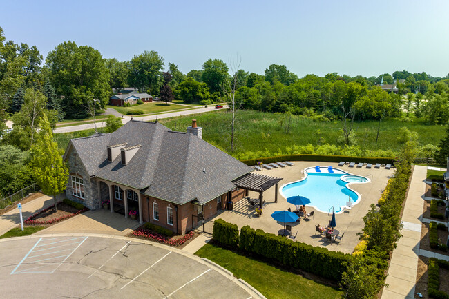 Heron Springs Townhomes and Apartments in Lake Orion, MI - Foto de edificio - Building Photo