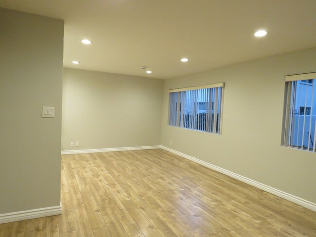 18547 Collins St, Unit 14 in Tarzana, CA - Building Photo - Building Photo