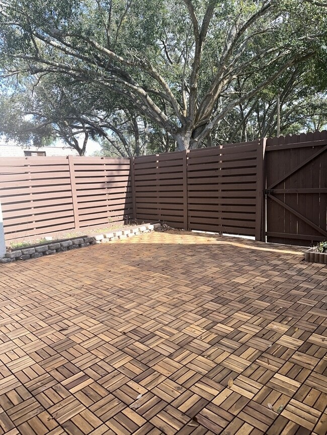 15206 W Pond Woods Dr in Tampa, FL - Building Photo - Building Photo