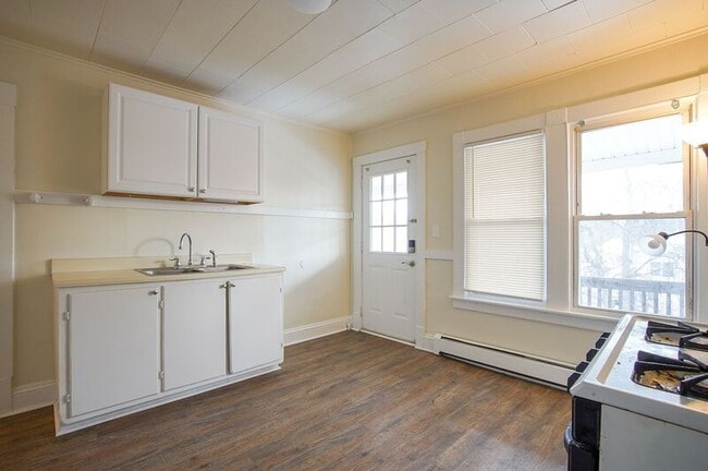 70 Maple St in Chicopee, MA - Building Photo - Building Photo