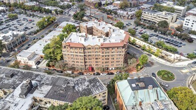 8 Barstow Rd in Great Neck Plaza, NY - Building Photo - Building Photo