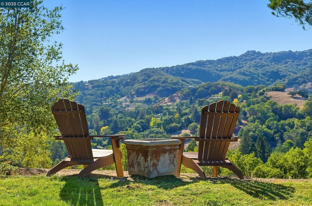 121 Haslemere Ct in Lafayette, CA - Foto de edificio