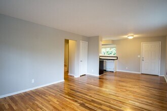 5025 S Corbett Ave in Portland, OR - Building Photo - Building Photo