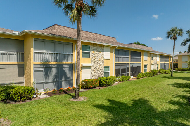 351-401 Charlemagne Blvd in Naples, FL - Foto de edificio - Building Photo