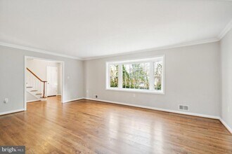 1200 Forestwood Dr in McLean, VA - Foto de edificio - Building Photo