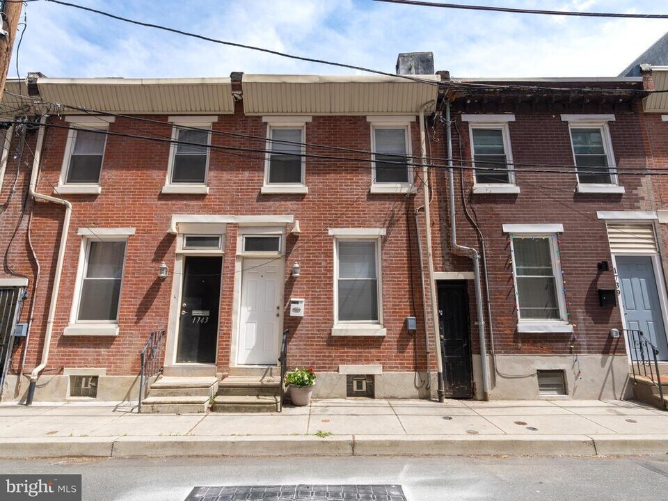 1741 Sepviva St in Philadelphia, PA - Building Photo