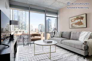 311 W Illinois St in Chicago, IL - Building Photo