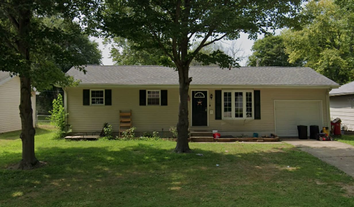 27 Nottingham Dr in Chatham, IL - Foto de edificio