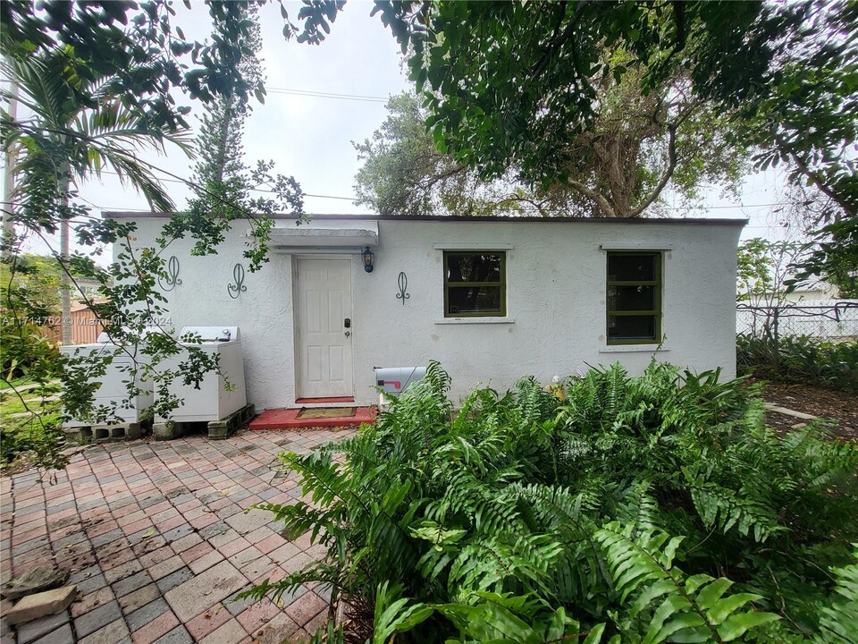 243 SW 12th St in Dania Beach, FL - Building Photo