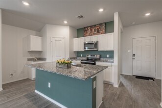 117 Rockbridge Dr in Huntsville, TX - Building Photo - Building Photo