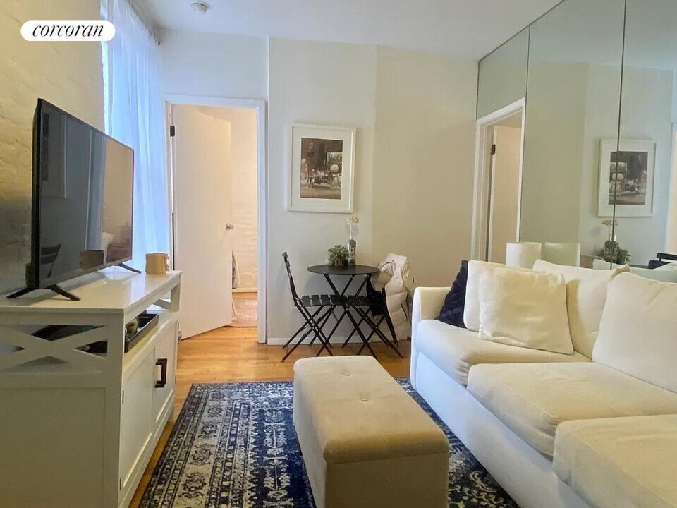 114 Christopher St in New York, NY - Building Photo