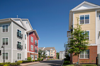 The Village at Taylor Pond in Bedford, MA - Building Photo - Building Photo