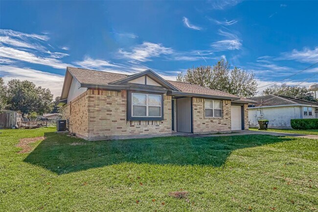 3323 Beasley Ave in Needville, TX - Foto de edificio - Building Photo