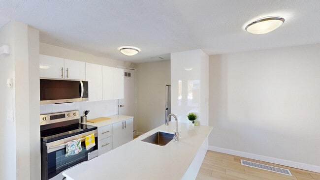 Britannia Beach in Ottawa, ON - Building Photo - Building Photo