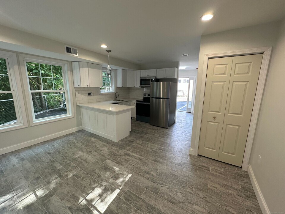 1083 Whalley Ave in New Haven, CT - Building Photo