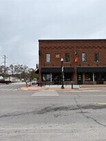 105 E Main St in Pinckney, MI - Building Photo