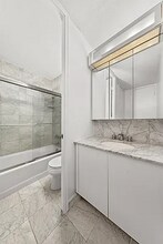 300 E 40th St in New York, NY - Building Photo - Building Photo