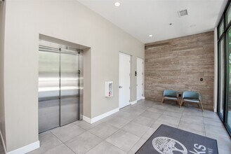 4820 Caroline St in Houston, TX - Building Photo - Building Photo