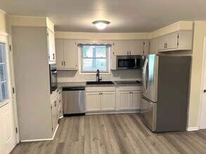 31 Elaine Dr in Newnan, GA - Building Photo - Building Photo
