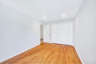 51 Bellwood Dr in New Hyde Park, NY - Building Photo - Building Photo