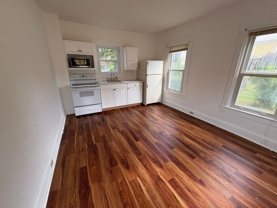 596 Portland St in Rochester, NH - Building Photo