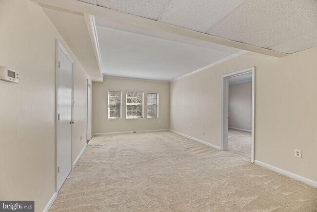 property at 1817 Queens Ln