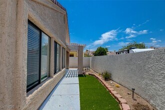 5257 Crooked Valley Dr in Las Vegas, NV - Building Photo - Building Photo
